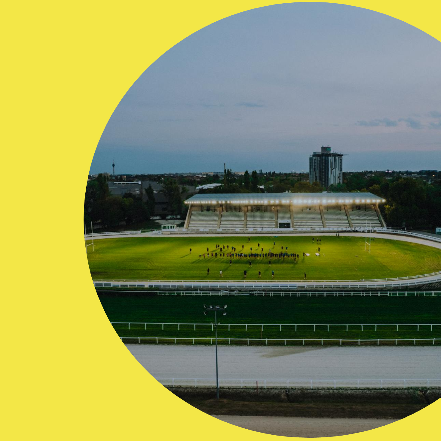 creatividad semicircular de color amarillo en la que destaca una imagen relacionada con el Premio Gran Infraestructura Tecnológica Social
