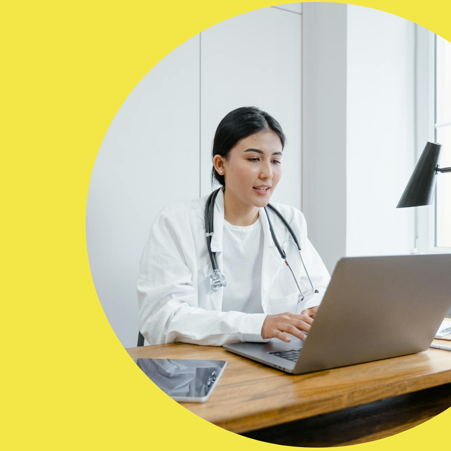 creatividad semicircular de color amarillo en la que destaca una imagen relacionada con el Premio Salud Digital Predictiva