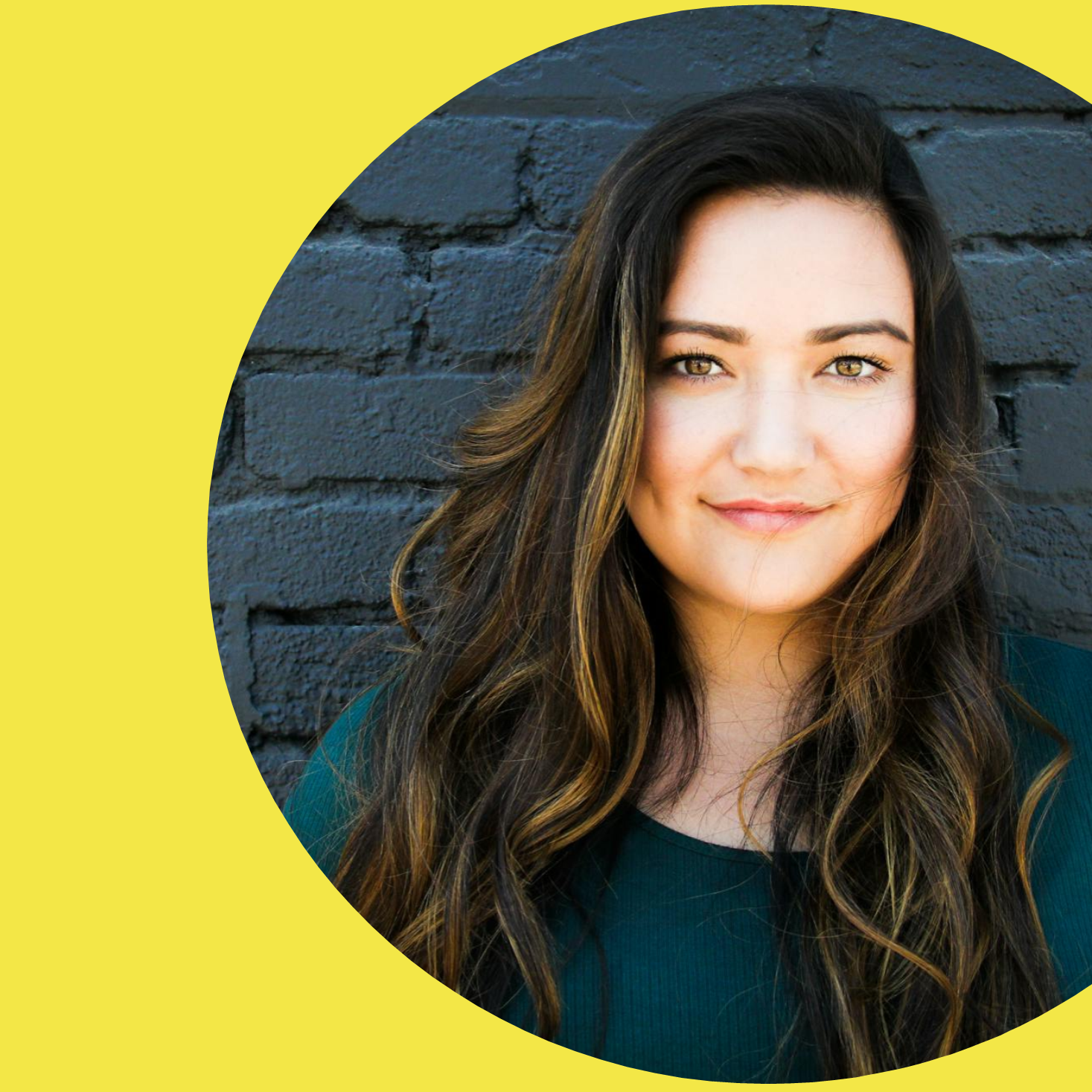 creatividad semicircular de color amarillo en la que destaca una imagen relacionada con el Premio Atención y Protección a Víctimas de Violencia de Género