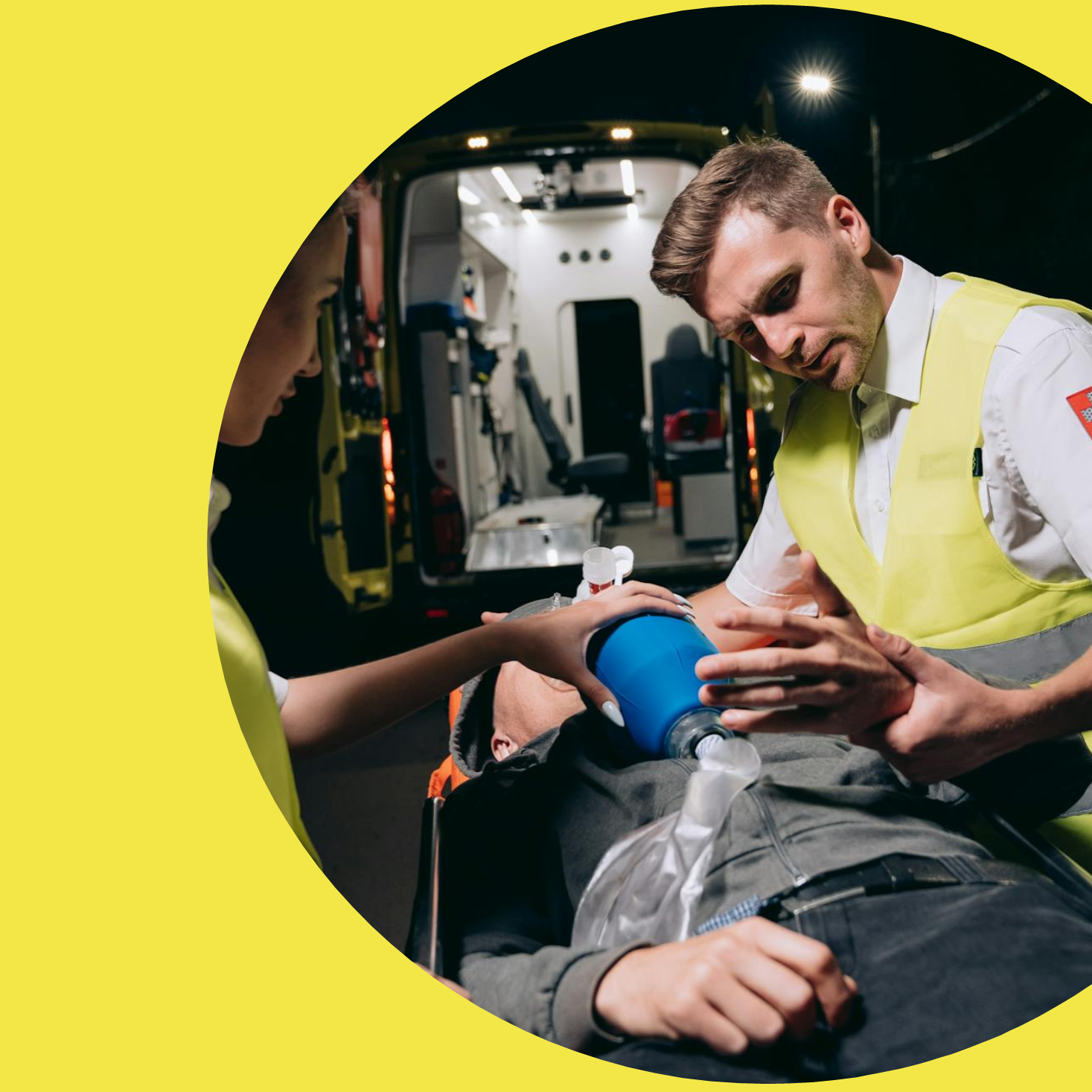 creatividad semicircular de color amarillo en la que destaca una imagen relacionada con el Premio Emergencias 112 Conectadas