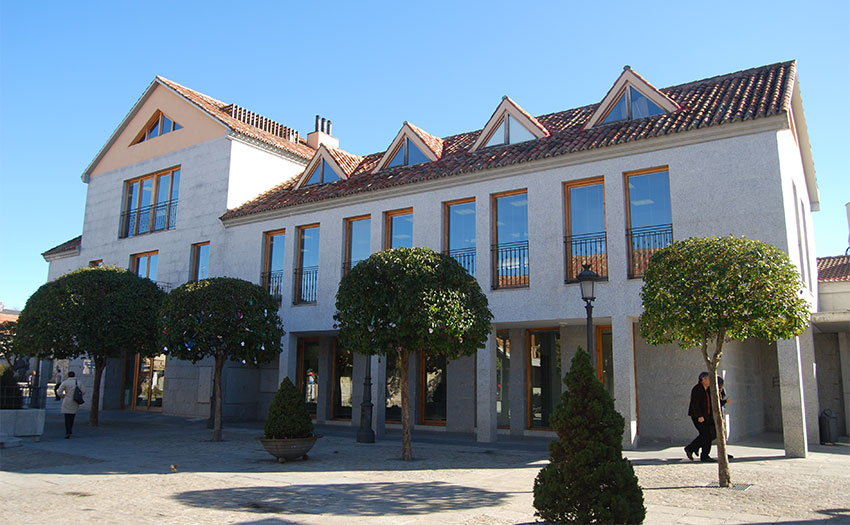 imagen de uno de los laterales del ayuntamiento de Torrelodones