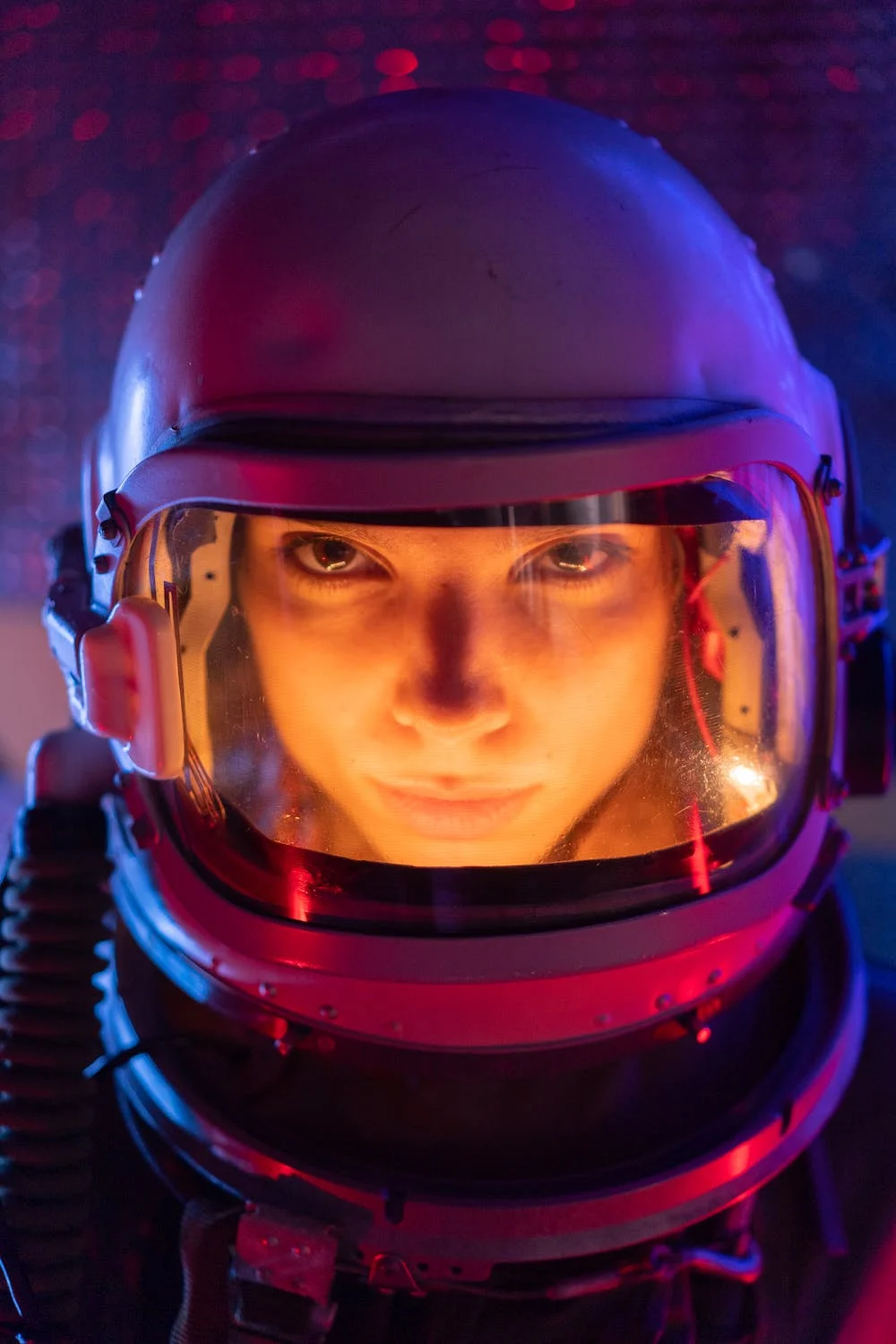 Premios Tecnología Social | FUNTESO, Fundación Tecnología Social imagen de una persona astronauta mirando a cámara de frente