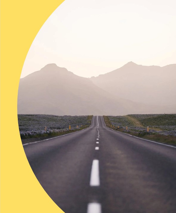 Imagen de una carretera con un fondo de montañas