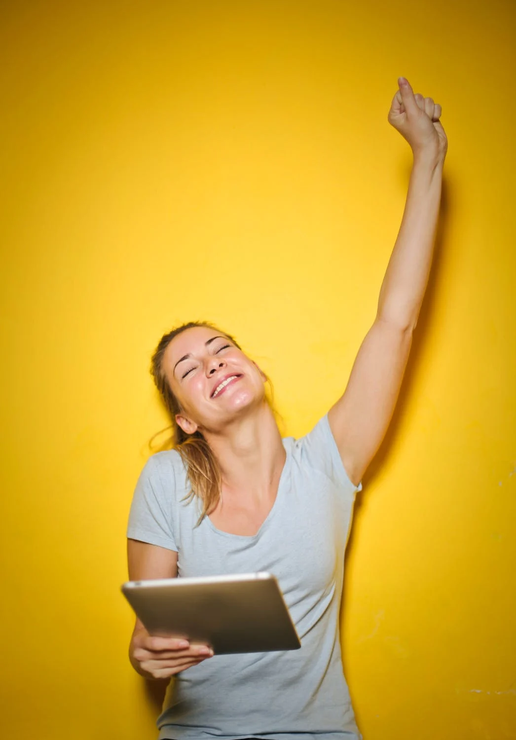 Premios Tecnología Social | FUNTESO, Fundación Tecnología Social imagen de una mujer sonriente levantando el brazo a modo de victoria o alegría